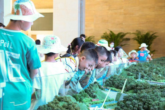 參觀(guān)長(zhǎng)江流域梯級(jí)電站整理概貌沙盤(pán)